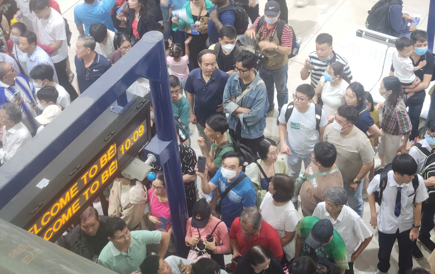 Khách xếp hàng lên tàu metro số 1