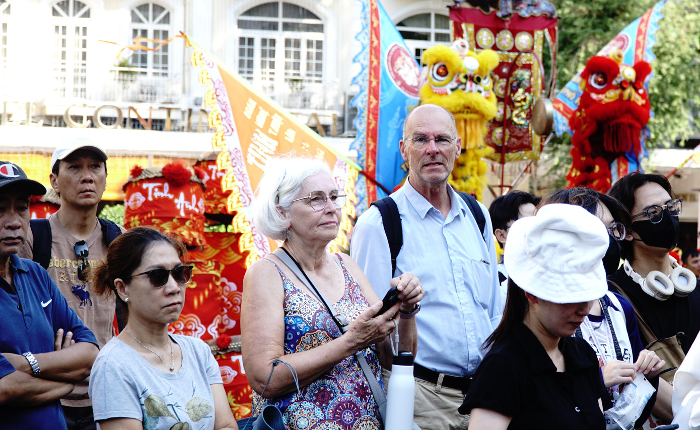 Du khách nước ngoài thích thú với loại hình nghệ thuật đặc sắc này.