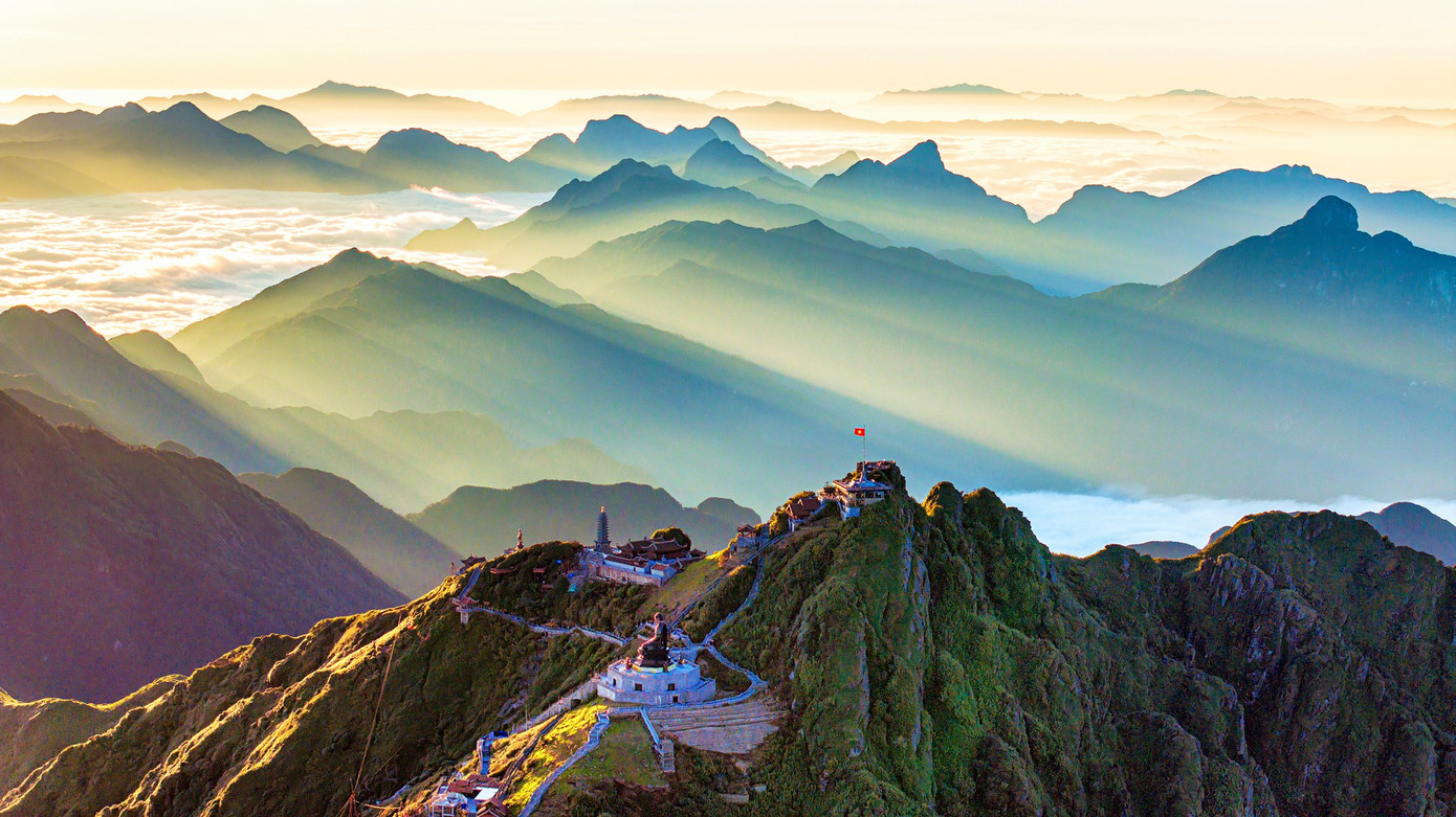 Bình minh trên đỉnh Phan Xi Păng của Huỳnh Phúc Hậu - Giải 3