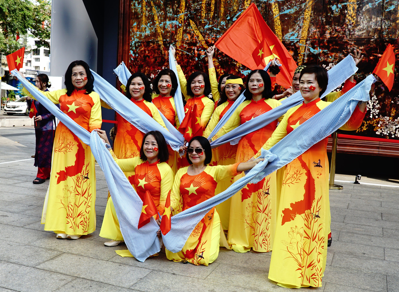 Vẻ đẹp áo dài và khăn rằn.