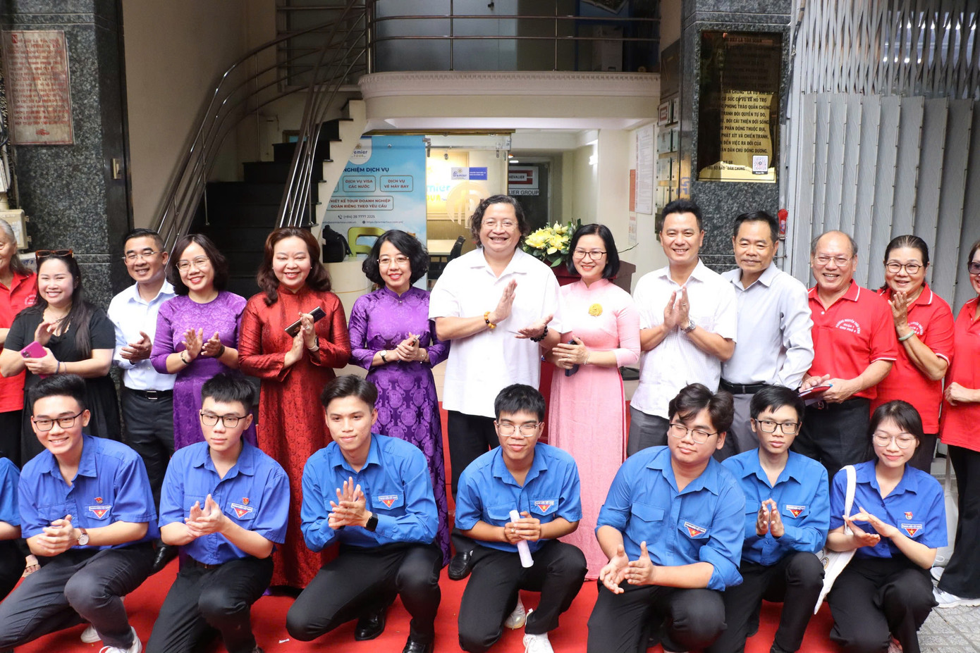 Lãnh đạo Sở Văn hóa - Thể thao, lãnh đạo địa phương cùng lực lượng thanh niên chụp hình lưu niệm tại Di tích lịch sử Trụ sở báo Dân Chúng.