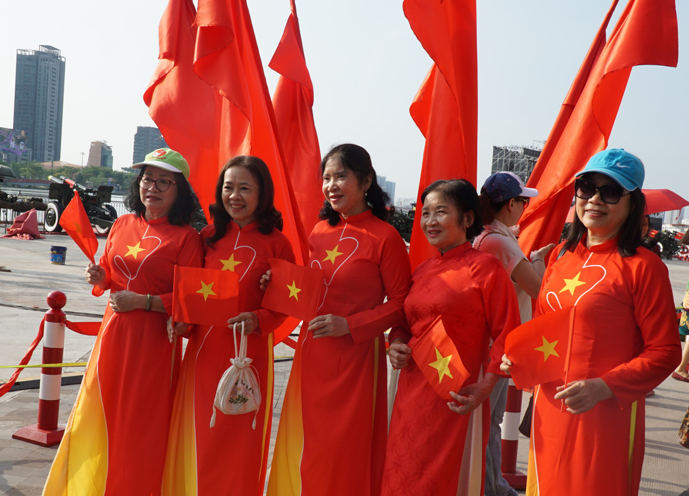 Cùng chụp hình trong màu cờ Tổ quốc.