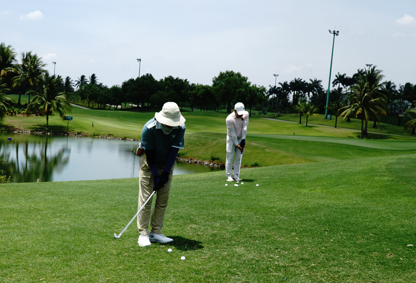 Các Golfter chơi giữa trời nắng