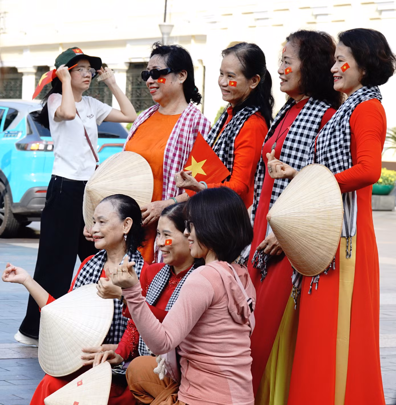 Du khách chụp hình tại Phố đi bộ Nguyễn Huệ (quận 1) Du khách chụp hình tại Phố đi bộ Nguyễn Huệ (quận 1)