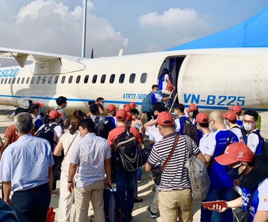 Du khách tại sân bay Cỏ Ống (Côn Đảo) Du khách tại sân bay Cỏ Ống (Côn Đảo)