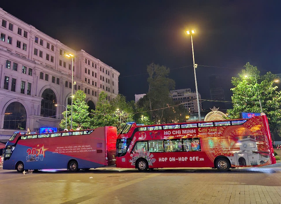 Những chiếc xe buýt được trang hoàng mang ý nghĩa ngày 30/4 Những chiếc xe buýt được trang hoàng mang ý nghĩa ngày 30/4