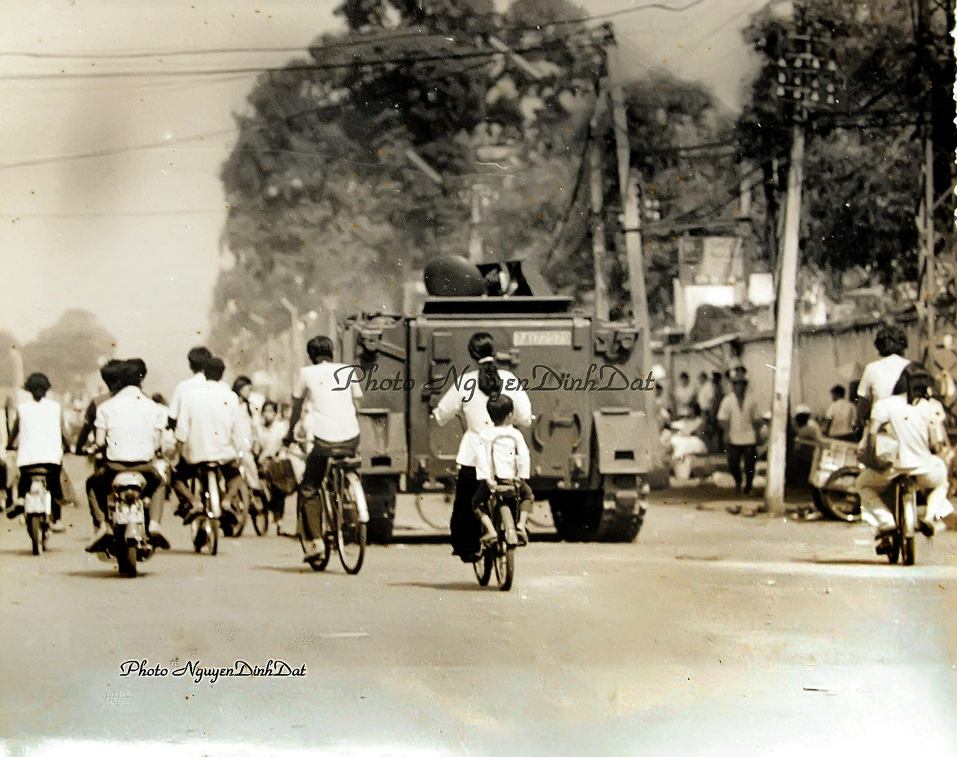 Một chiếc xe thiết giáp bị bỏ lại trên đường phố