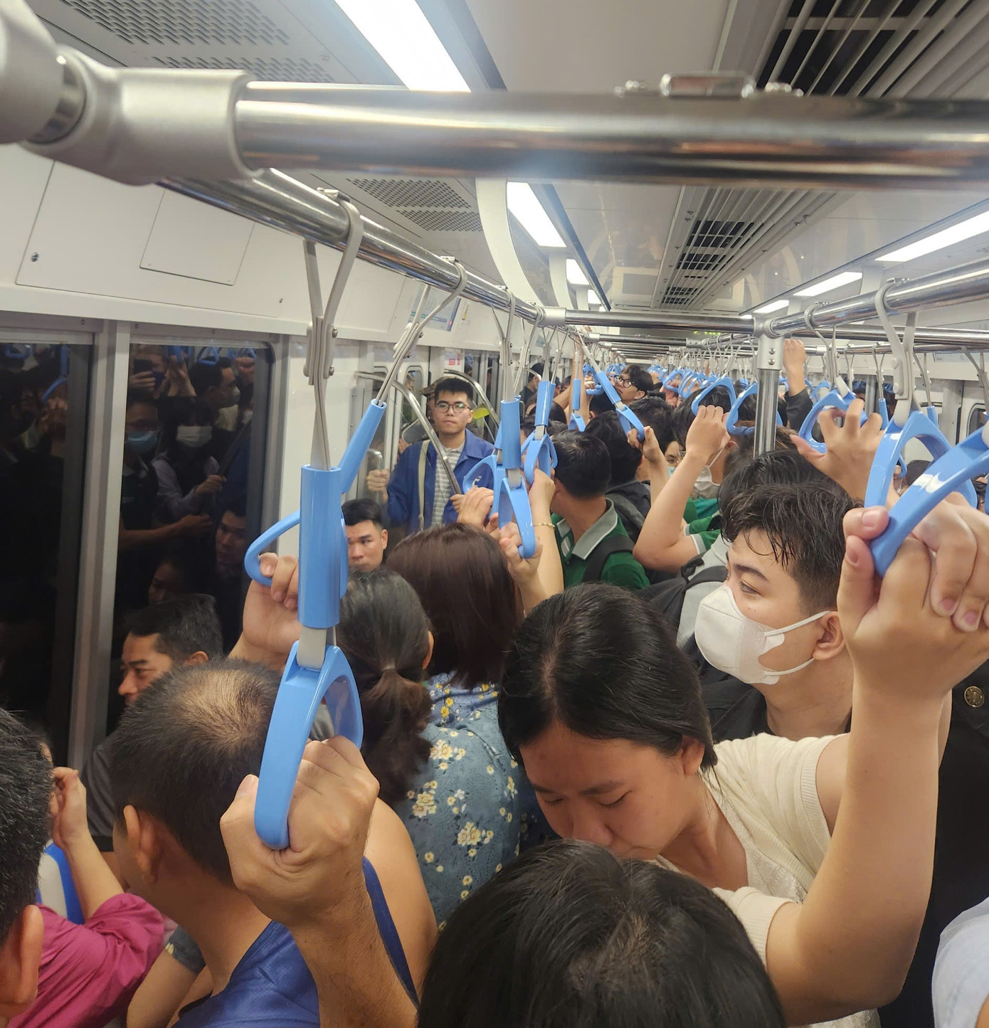 Tuyến metro số 1 luôn kín khách trong những ngày đầu khai thác