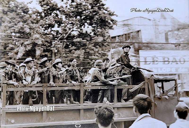 Chiếc xe chở lực lượng du kích