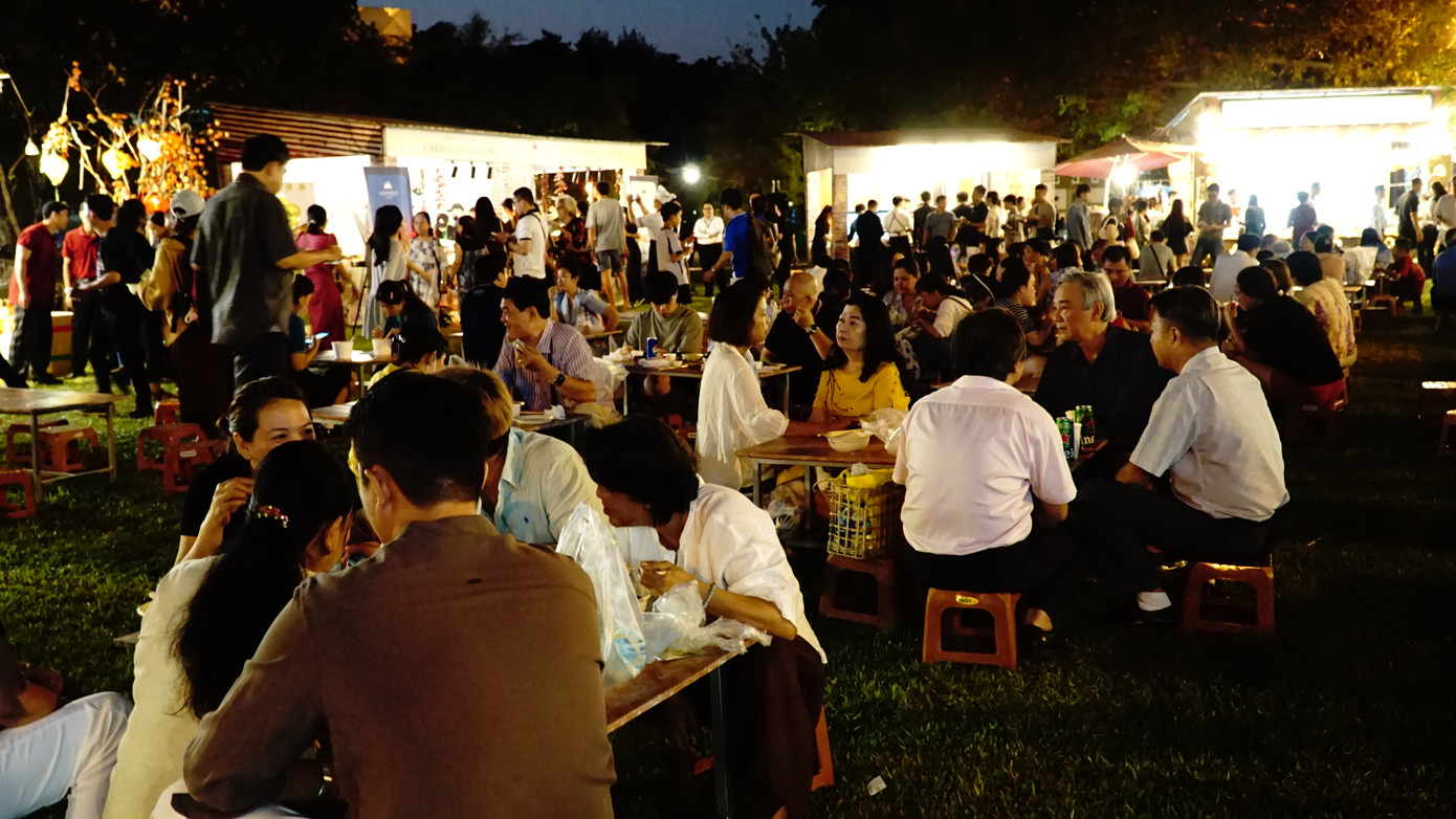 Dù mới khai trương nhưng Lễ hội đã đông nghẹt khách