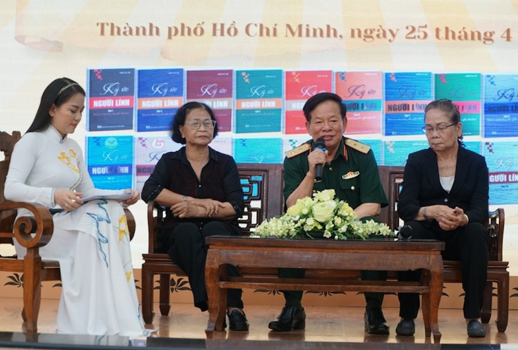 Các tác giả giao lưu với bạn đọc. Các tác giả giao lưu với bạn đọc.