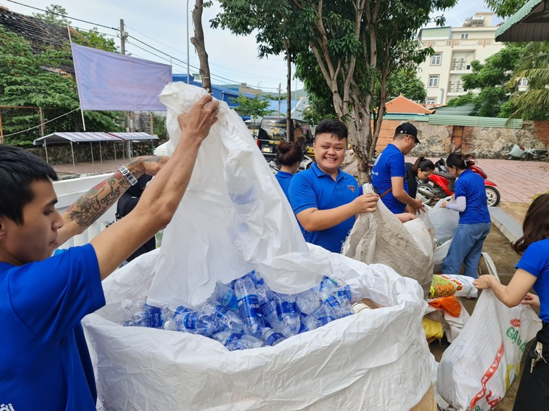 Lực lượng thanh niên Côn Đảo đang dọn dẹp vệ sinh môi trường Lực lượng thanh niên Côn Đảo đang dọn dẹp vệ sinh môi trường