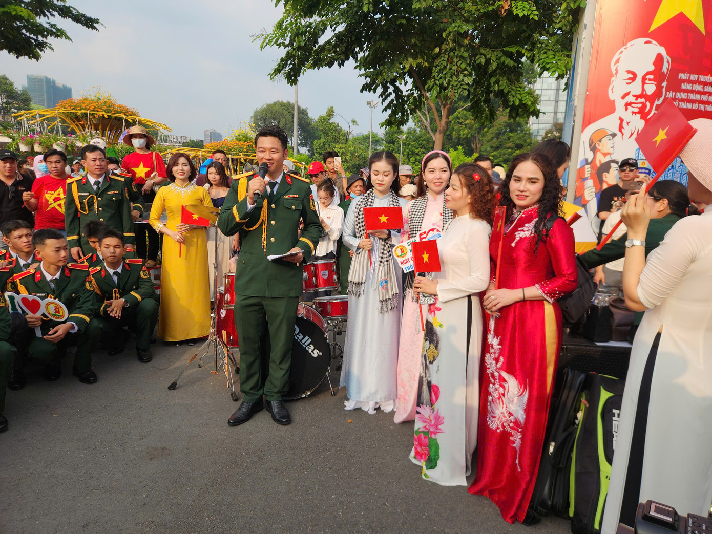 Các ca sĩ trong một tiết mục trình diễn.