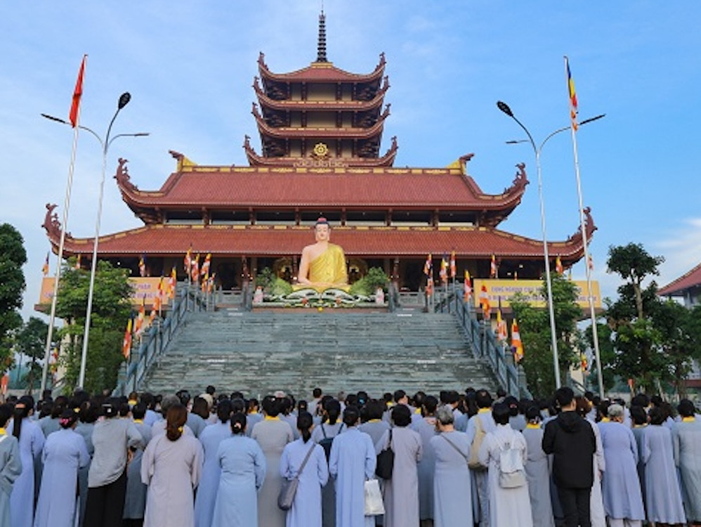 Du khách thăm viếng chùa Phật Cô Đơn.