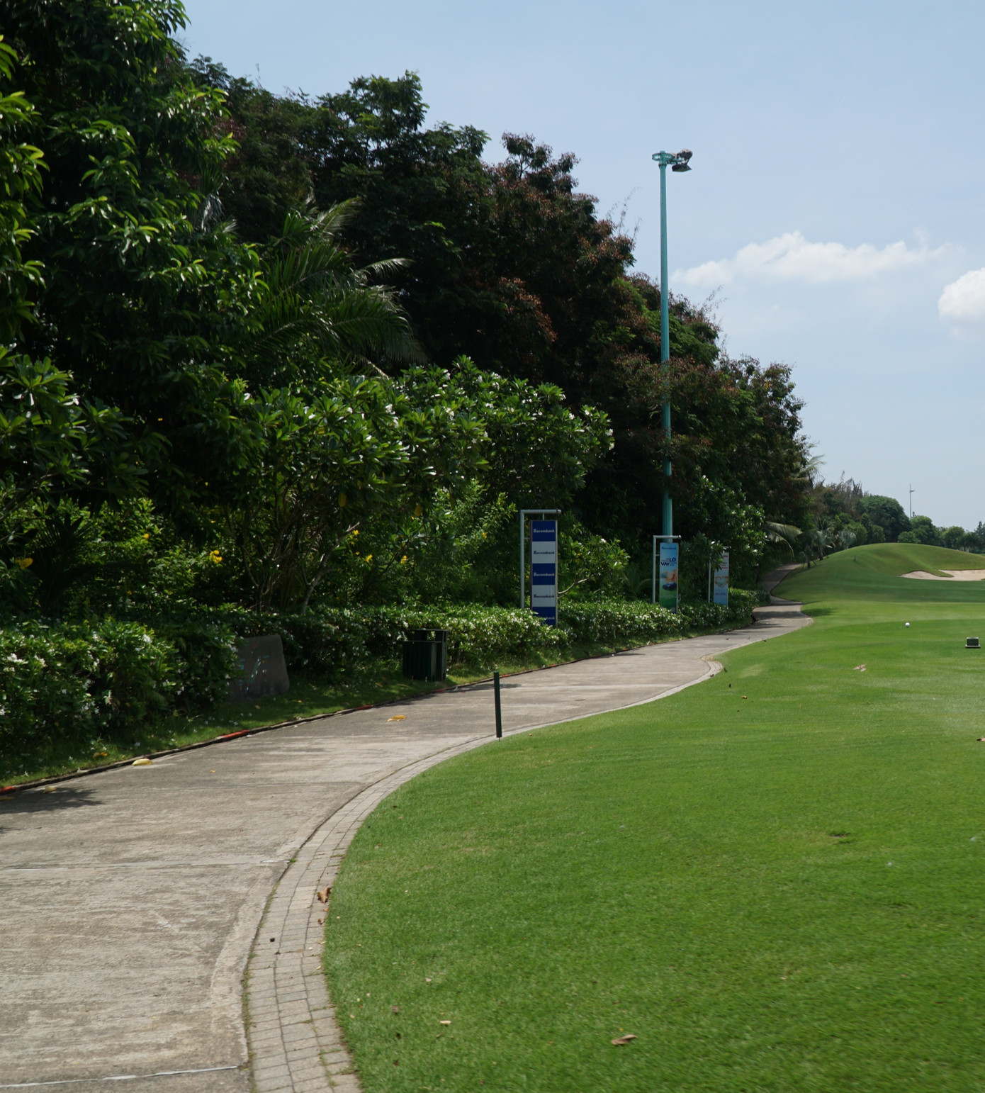 Bên thảm cỏ, bên cánh rừng khiến sân golf như ở một vùng đất hoang vắng nào đó