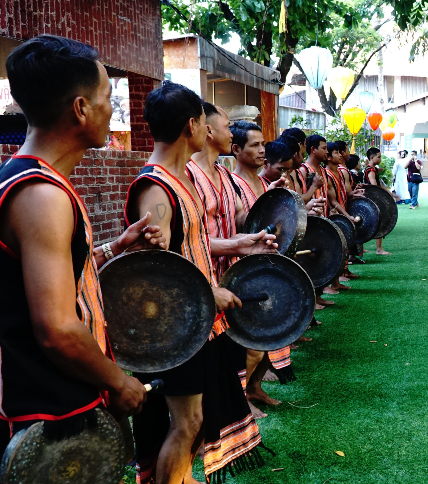 Dàn cồng chiêng đón chào thực khách