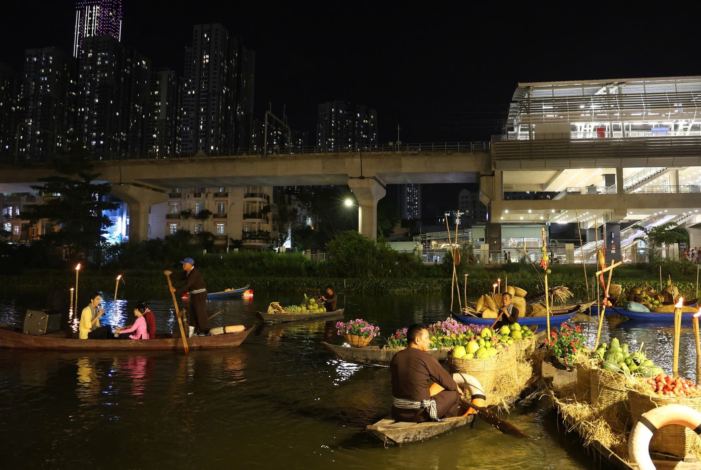 Chợ nổi miền Tây được tái hiện ngay gần metro số 1