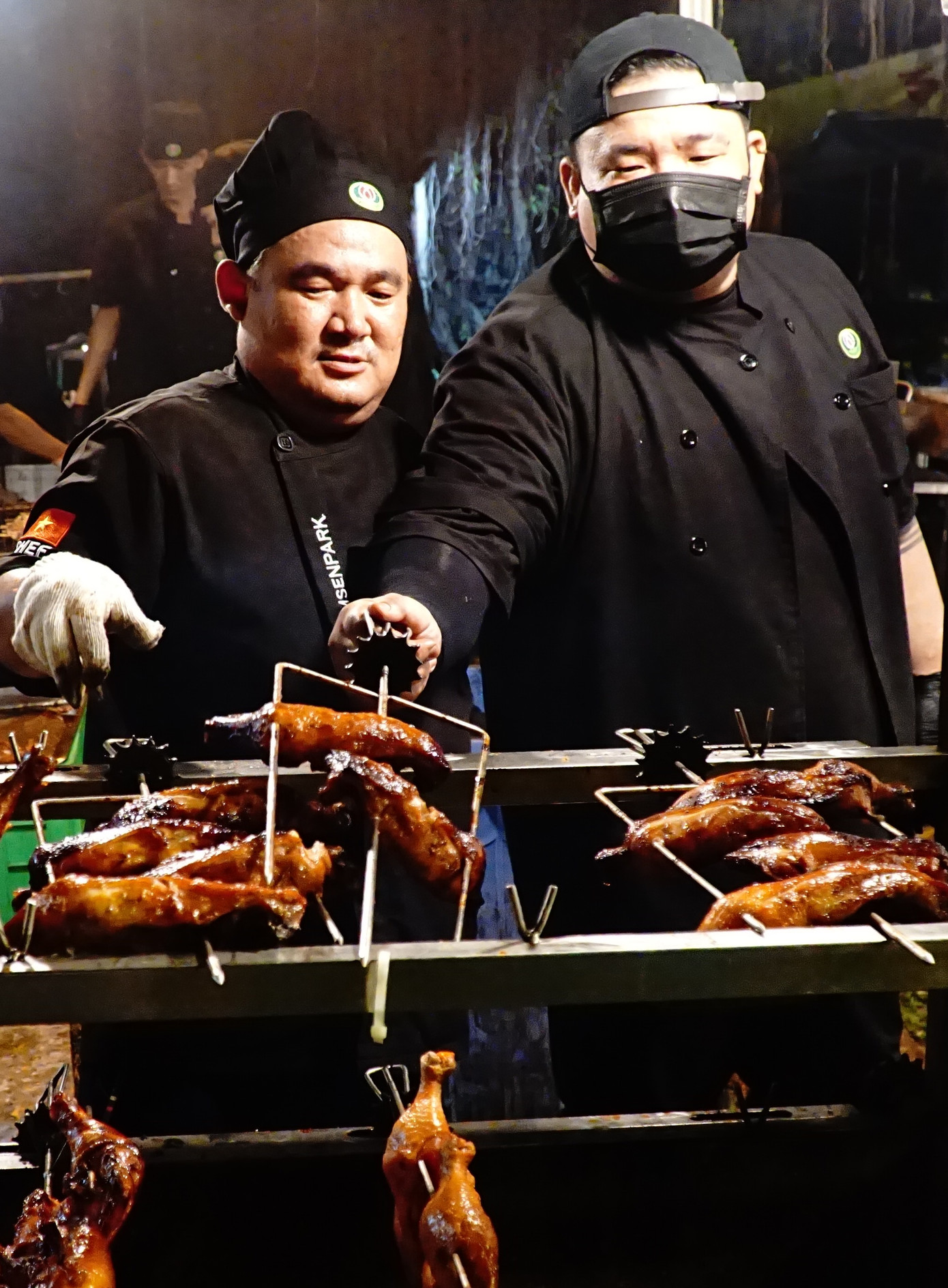 2 đầu bếp chuyên nghiệp đang nướng gà