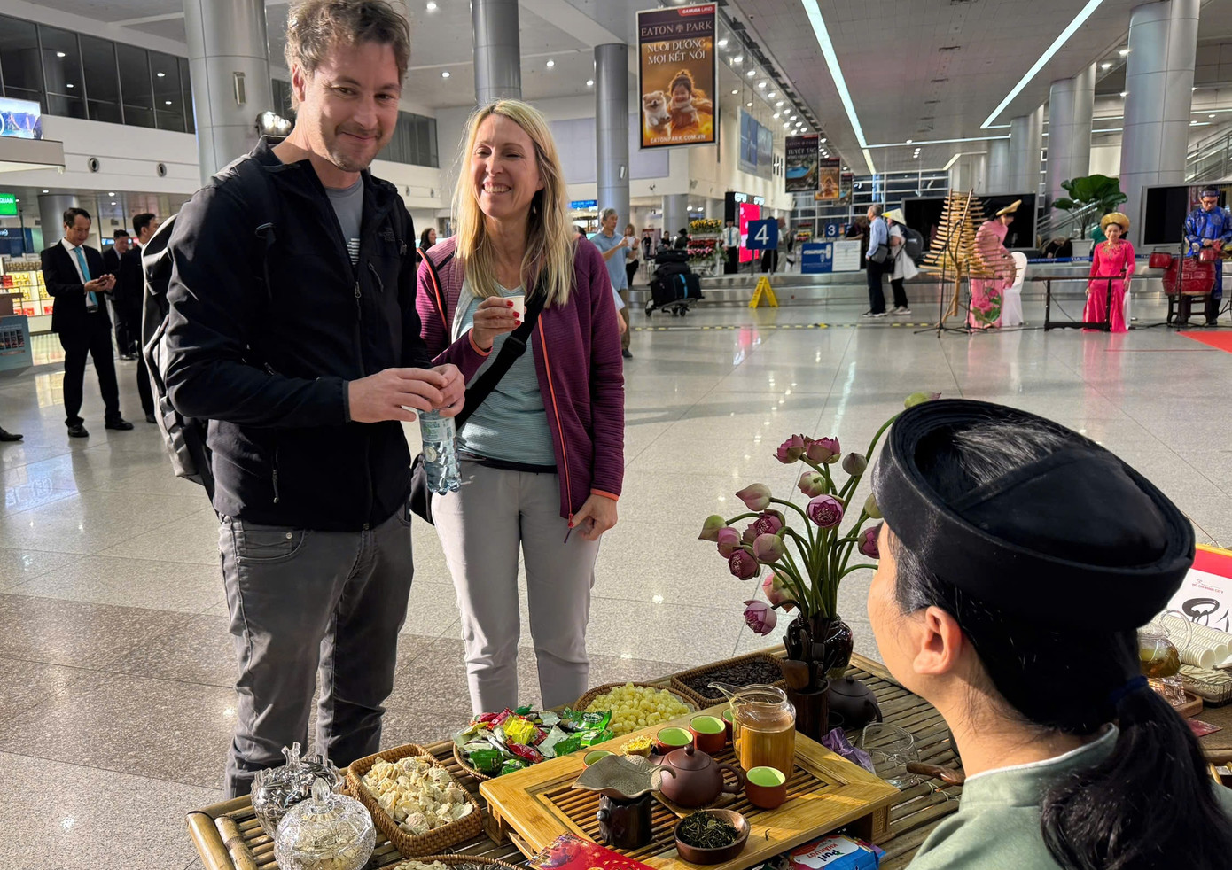 Du khách thưởng thức ly trà đạo truyền thống