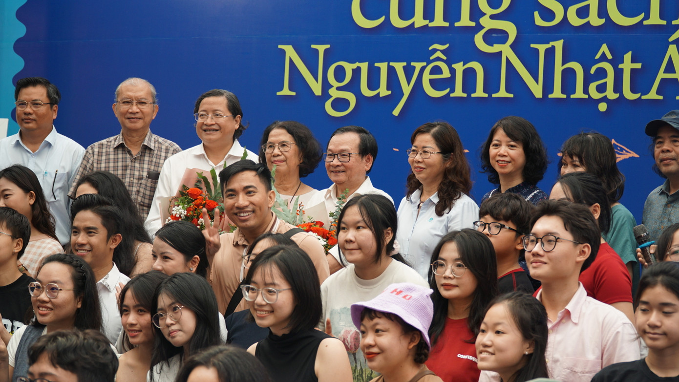 Bạn đọc và các thành viên NXB Trẻ chụp hình lưu niệm với nhà văn Nguyễn Nhật Ánh.
