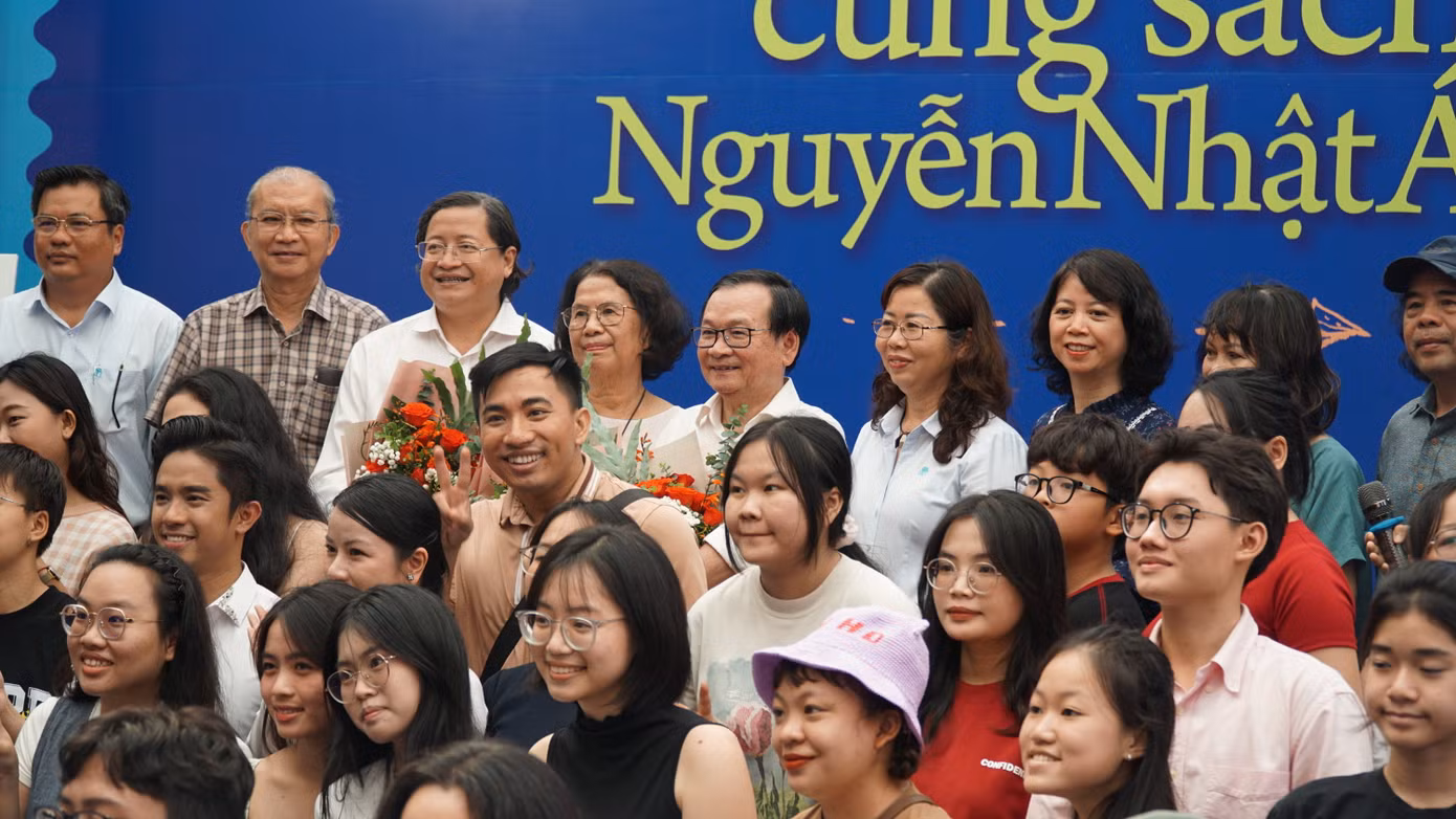 Bạn đọc và các thành viên NXB Trẻ chụp hình lưu niệm với nhà văn Nguyễn Nhật Ánh. Bạn đọc và các thành viên NXB Trẻ chụp hình lưu niệm với nhà văn Nguyễn Nhật Ánh.