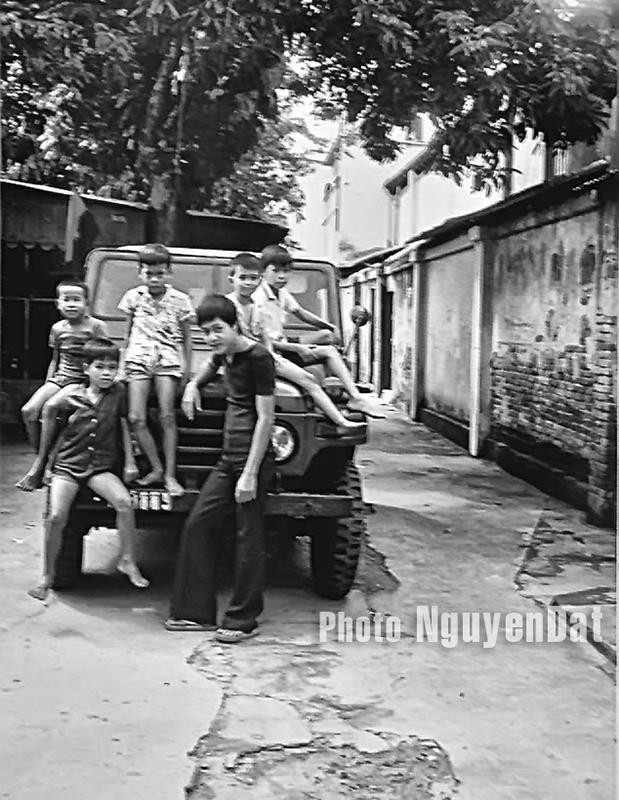 Các em bé vui đùa trên chiếc xe Jeep