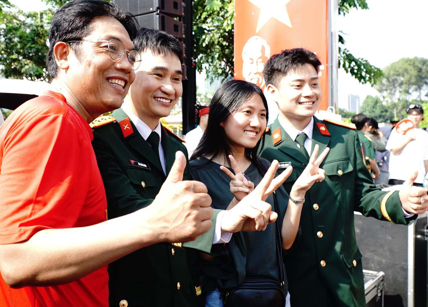 Các chiến sĩ cùng chụp chung tấm hình với một cặp đôi.