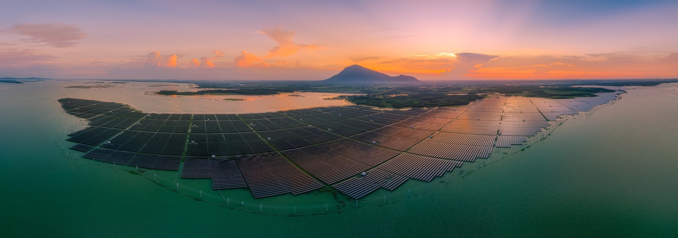 Điện mặt trời trên hồ Dầu Tiếng của Phạm Quốc Hưng - Giải 3