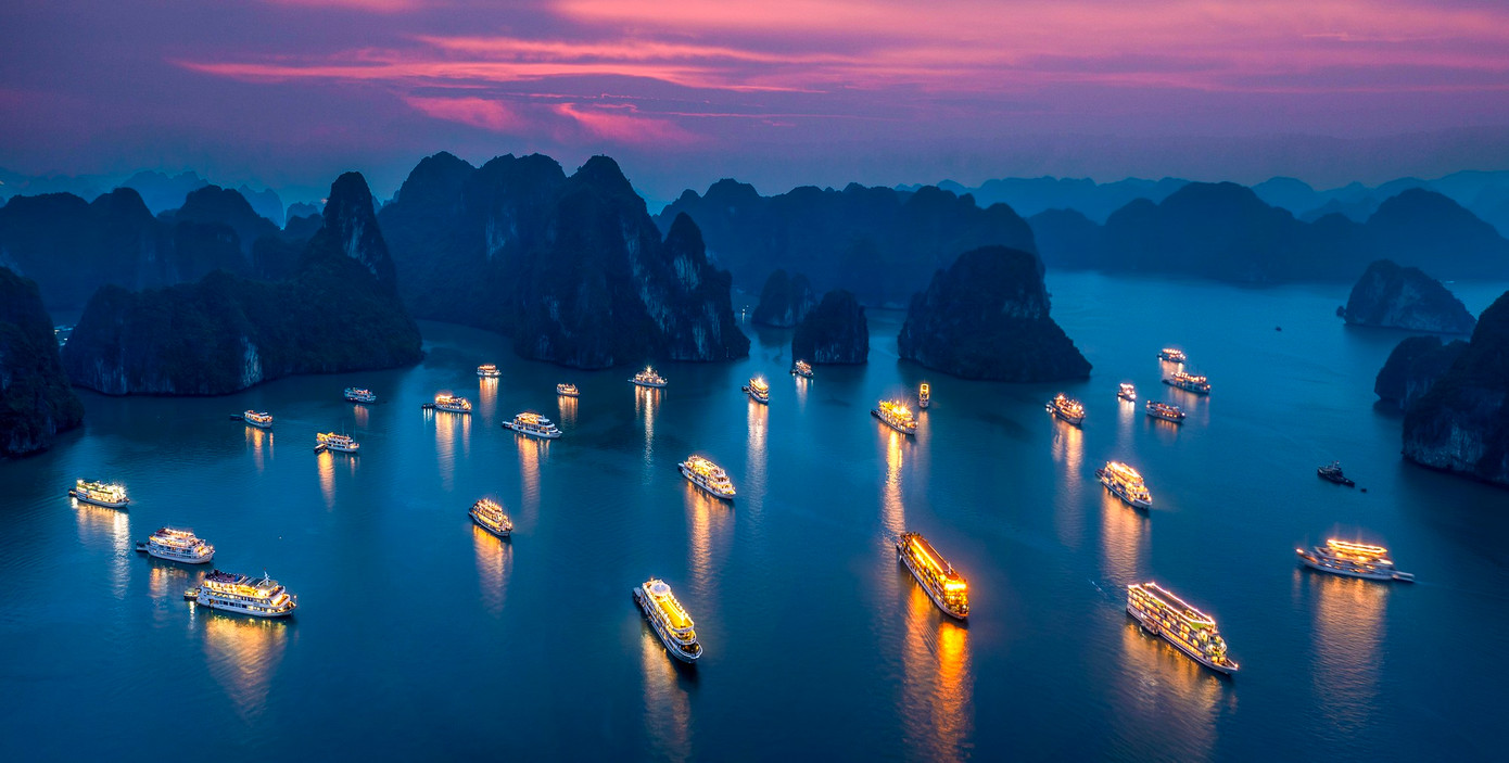 Đêm trên vịnh di sản của Phạm Quốc Dũng- Giải 3