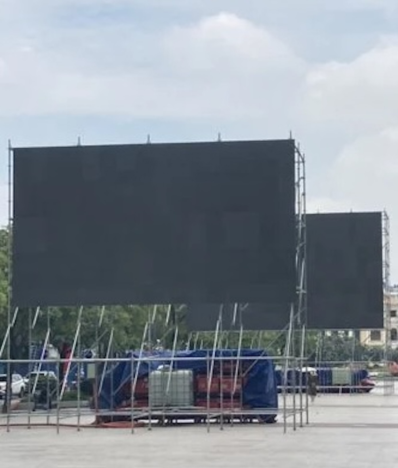 Màn hình led đang được lắp đặt trên phố đi bộ Nguyễn Huệ