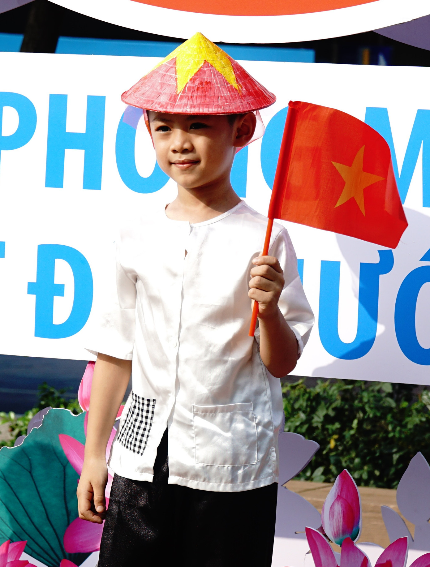 Bé cũng lên hình.