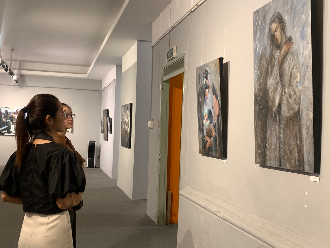 Triển lãm Gió thu hút khá đông bạn trẻ. Triển lãm Gió thu hút khá đông bạn trẻ.