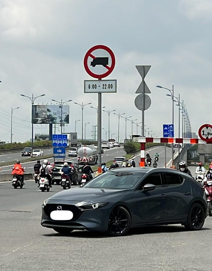 Từ khi có thảm cỏ, tình trạng phức tạp về giao thông khu vực dưới chân cầu Rạch Chiếc cũng được giải quyết