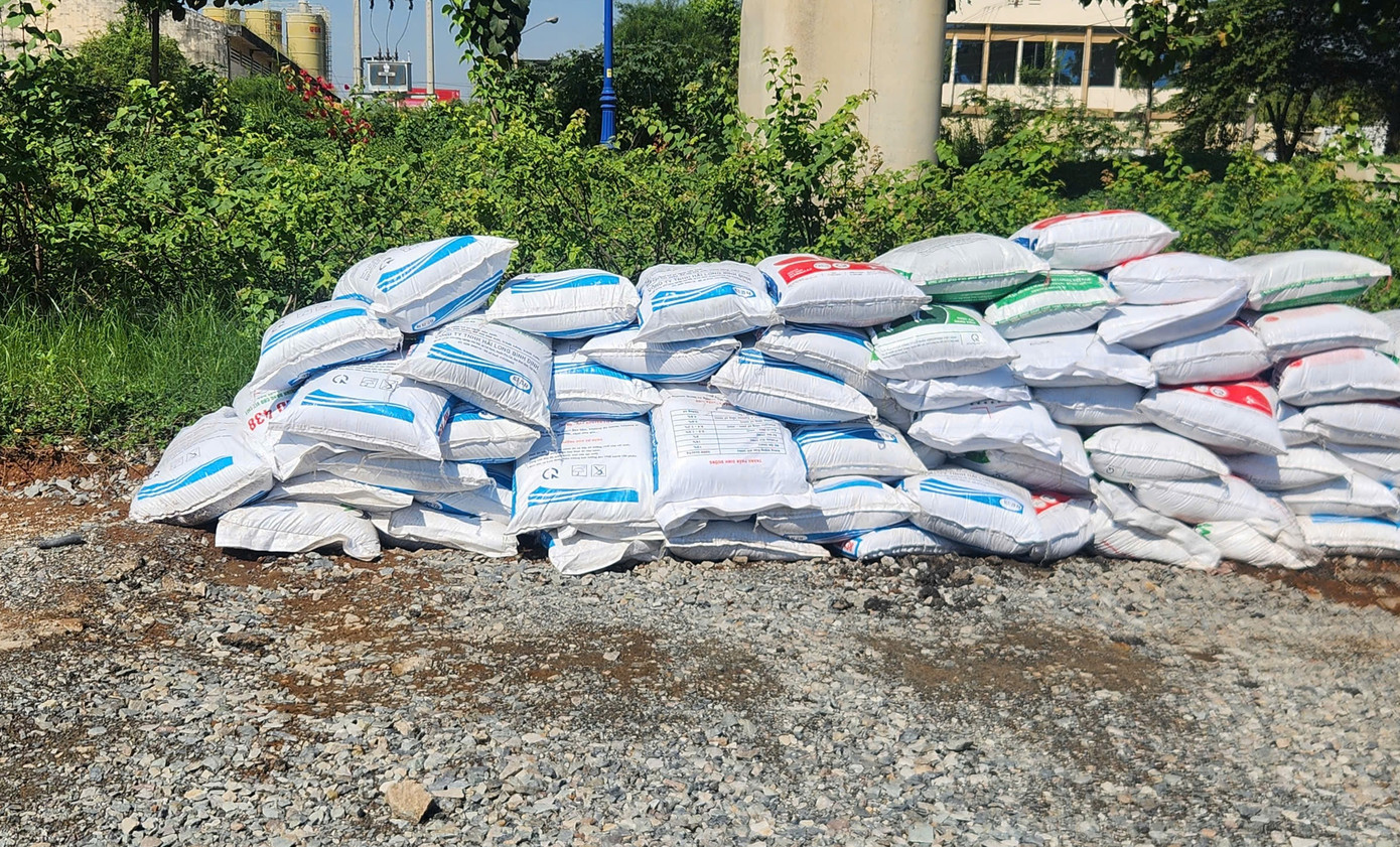 Những bao tải đất được tập kết