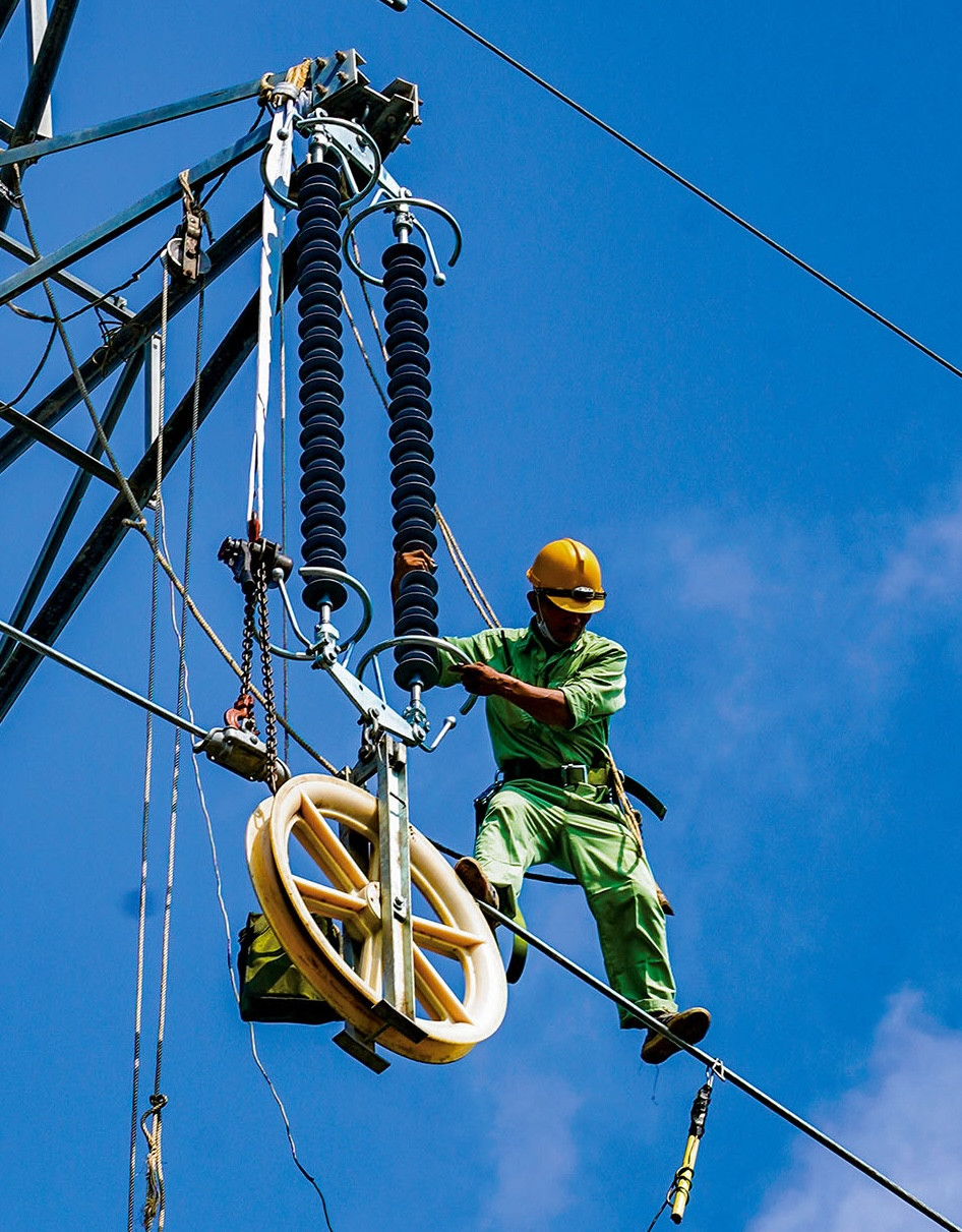 Công nhân ngành điện trên đường dây 500KV