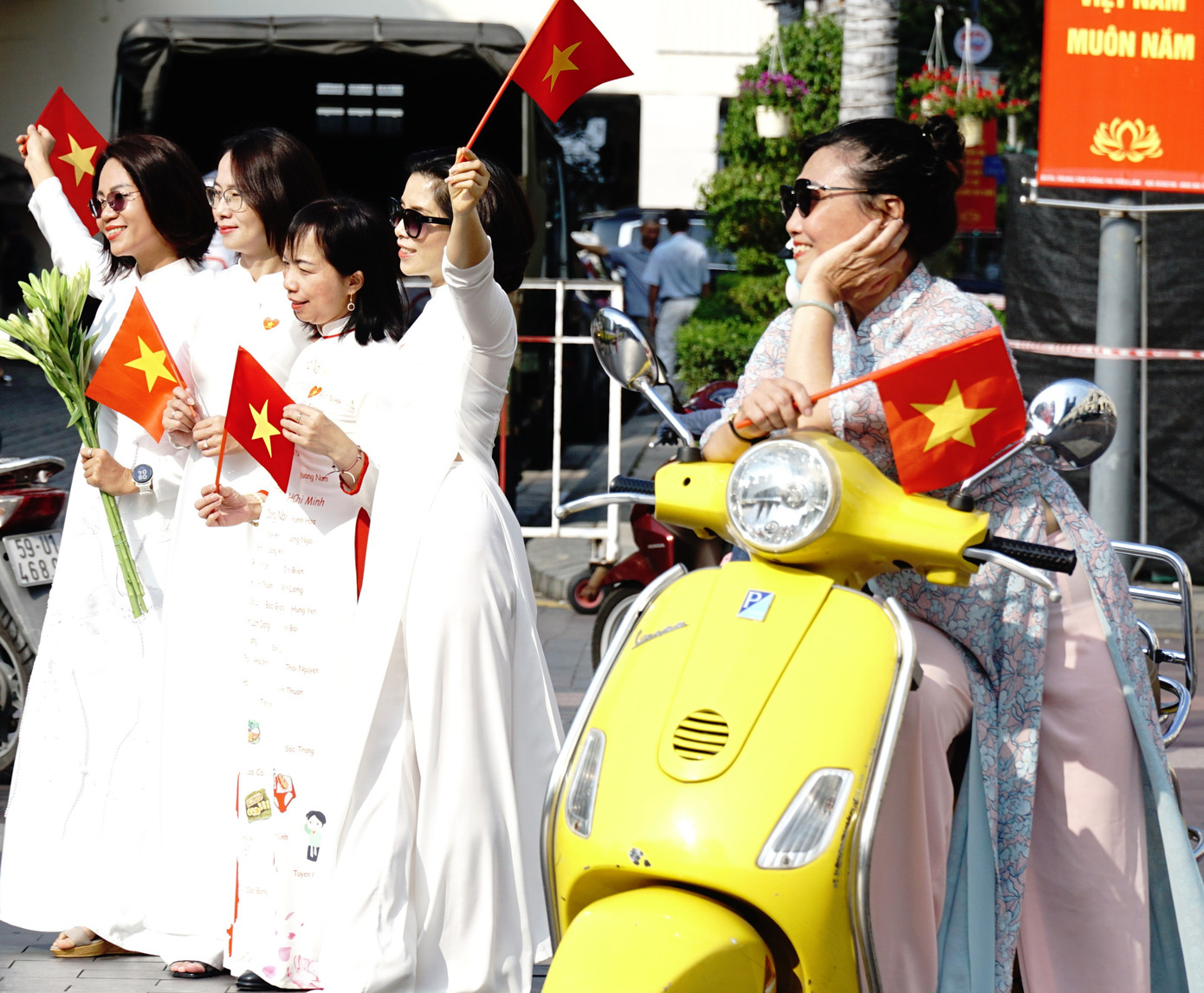 Các thiếu nữ trong tà áo dài.