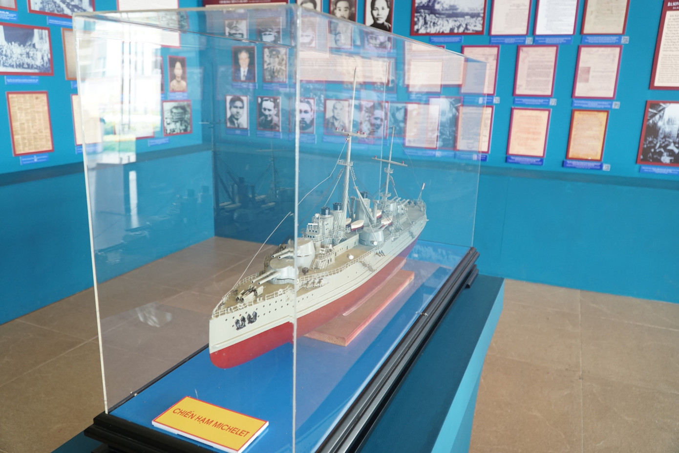 Mô hình chiến hạm Michelet, chiến hạm đã bị "tạm giam" tại Ba Son dưới phong trào đấu tranh của Công hội Ba Son do Chủ tịch Tôn Đức Thắng lãnh đạo Mô hình chiến hạm Michelet, chiến hạm đã bị "tạm giam" tại Ba Son dưới phong trào đấu tranh của Công hội Ba Son do Chủ tịch Tôn Đức Thắng lãnh đạo