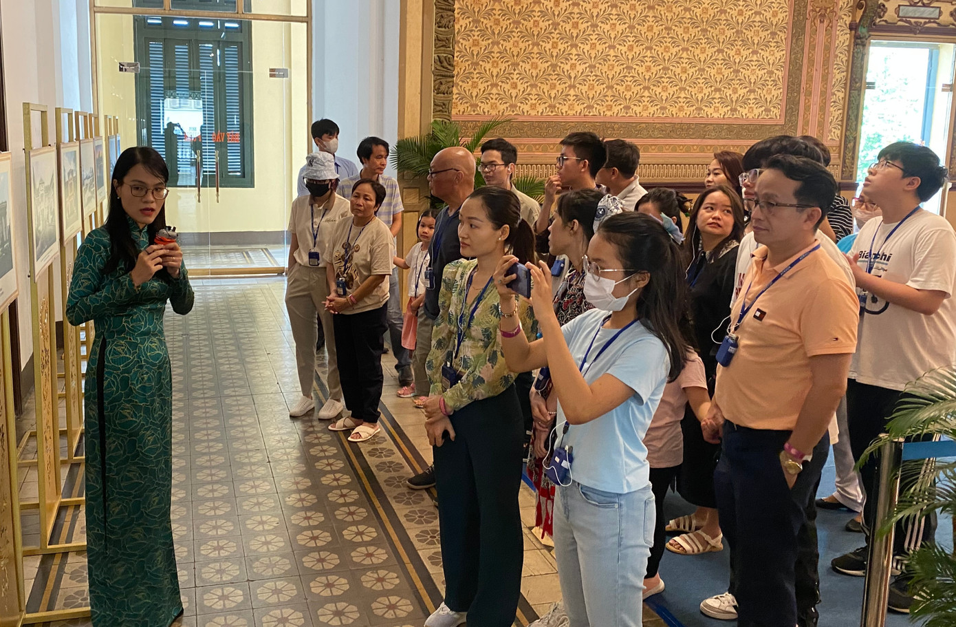 Du khách đang nghe giới thiệu về toà nhà HĐND - UBND TPHCM. Du khách đang nghe giới thiệu về toà nhà HĐND - UBND TPHCM.