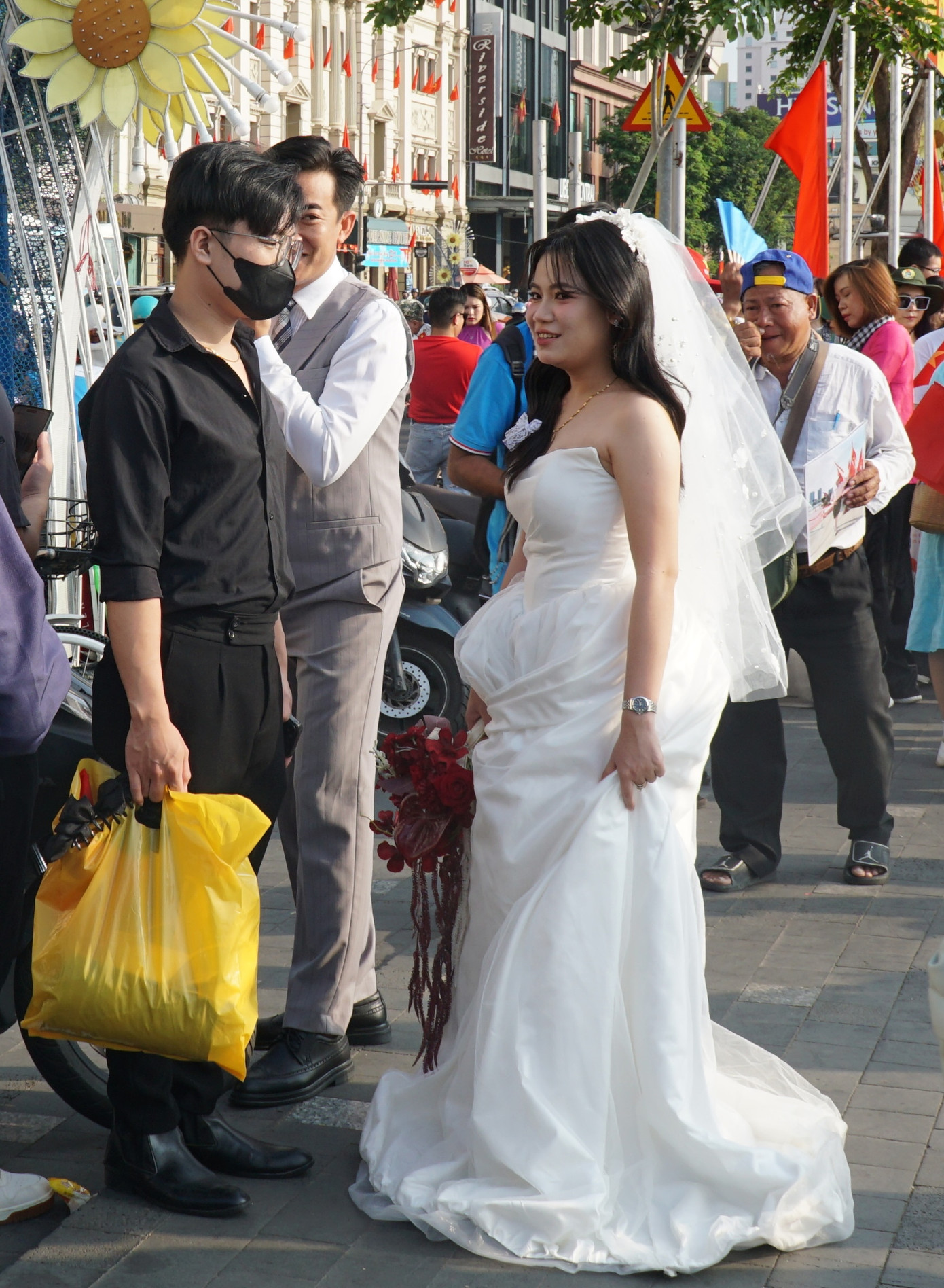 Cặp đôi chụp hình cưới cũng tranh thủ dịp này để lên hình.