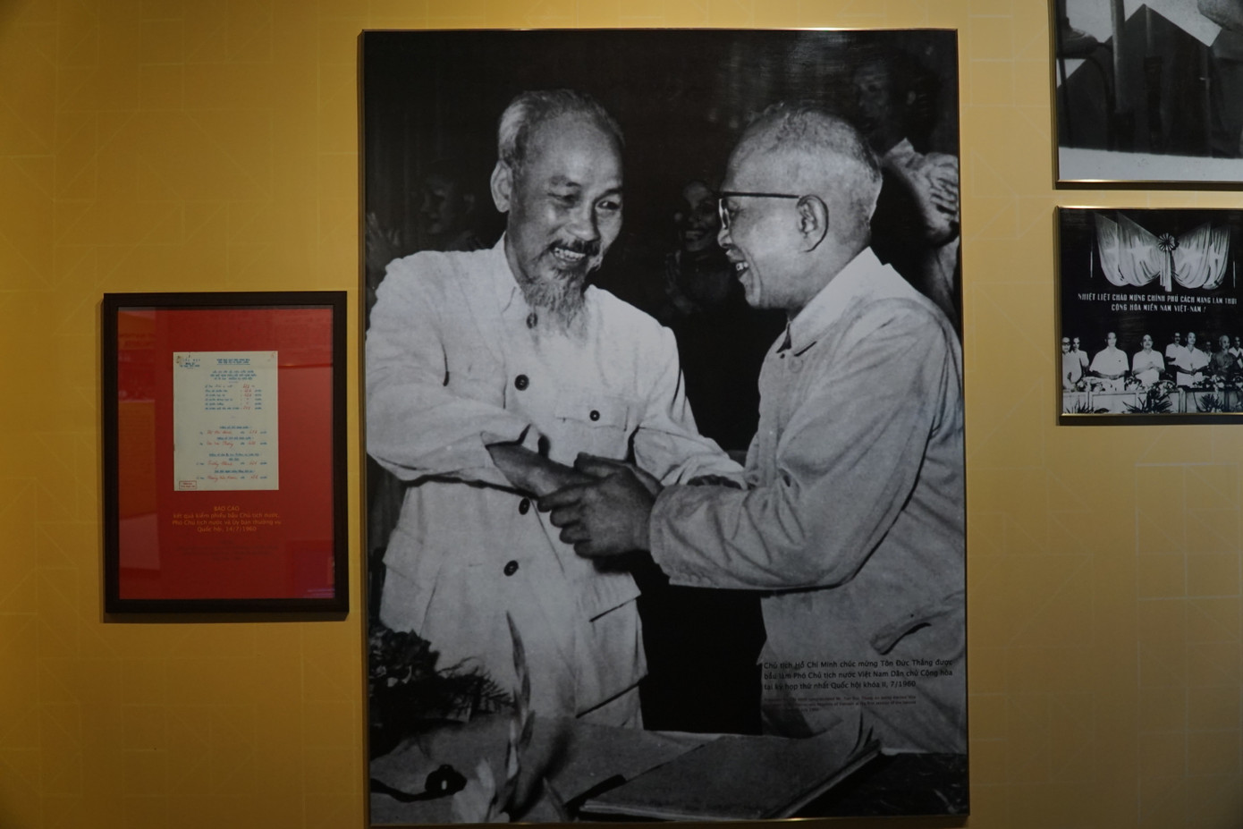 Hình ảnh Chủ tịch Hồ Chí Minh bắt tay Chủ tịch Tôn Đức Thắng- biểu tượng thiêng liêng của khối đại đoàn kết toàn dân tộc Việt Nam Hình ảnh Chủ tịch Hồ Chí Minh bắt tay Chủ tịch Tôn Đức Thắng- biểu tượng thiêng liêng của khối đại đoàn kết toàn dân tộc Việt Nam