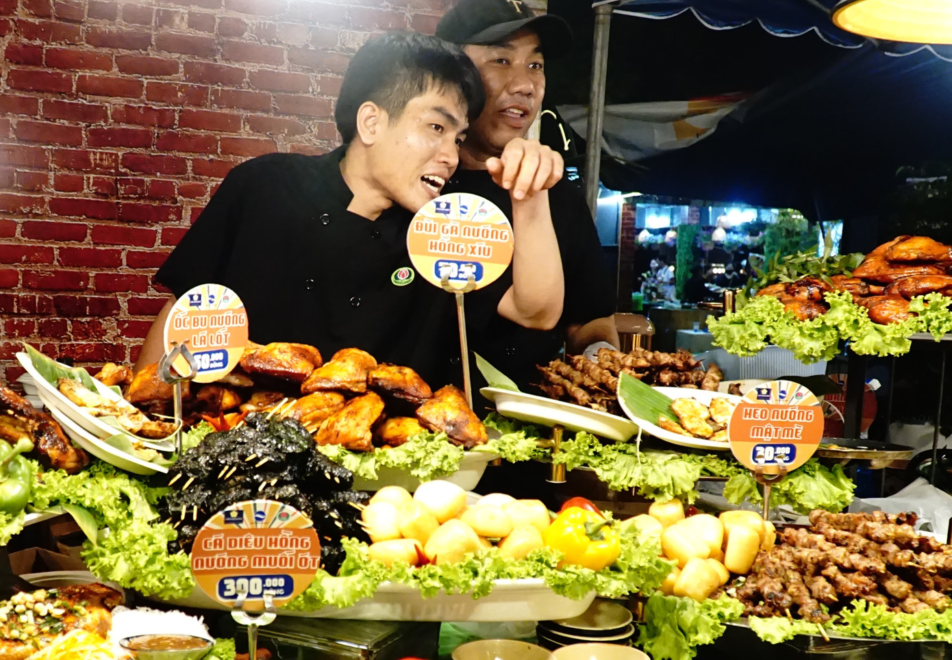 Các món ăn tại Lễ hội không chỉ đa dạng mà còn bắt mắt bởi những nghệ nhân nấu bếp chuyên nghiệp của các nhà hàng 4 sao, 5 sao thực hiện