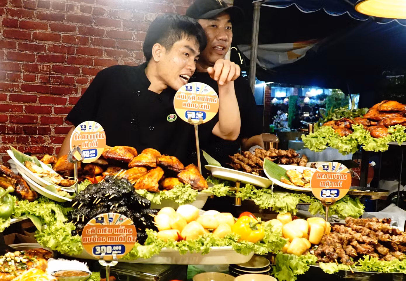 Các món ăn tại Lễ hội không chỉ đa dạng mà còn bắt mắt bởi những nghệ nhân nấu bếp chuyên nghiệp của các nhà hàng 4 sao, 5 sao thực hiện Các món ăn tại Lễ hội không chỉ đa dạng mà còn bắt mắt bởi những nghệ nhân nấu bếp chuyên nghiệp của các nhà hàng 4 sao, 5 sao thực hiện