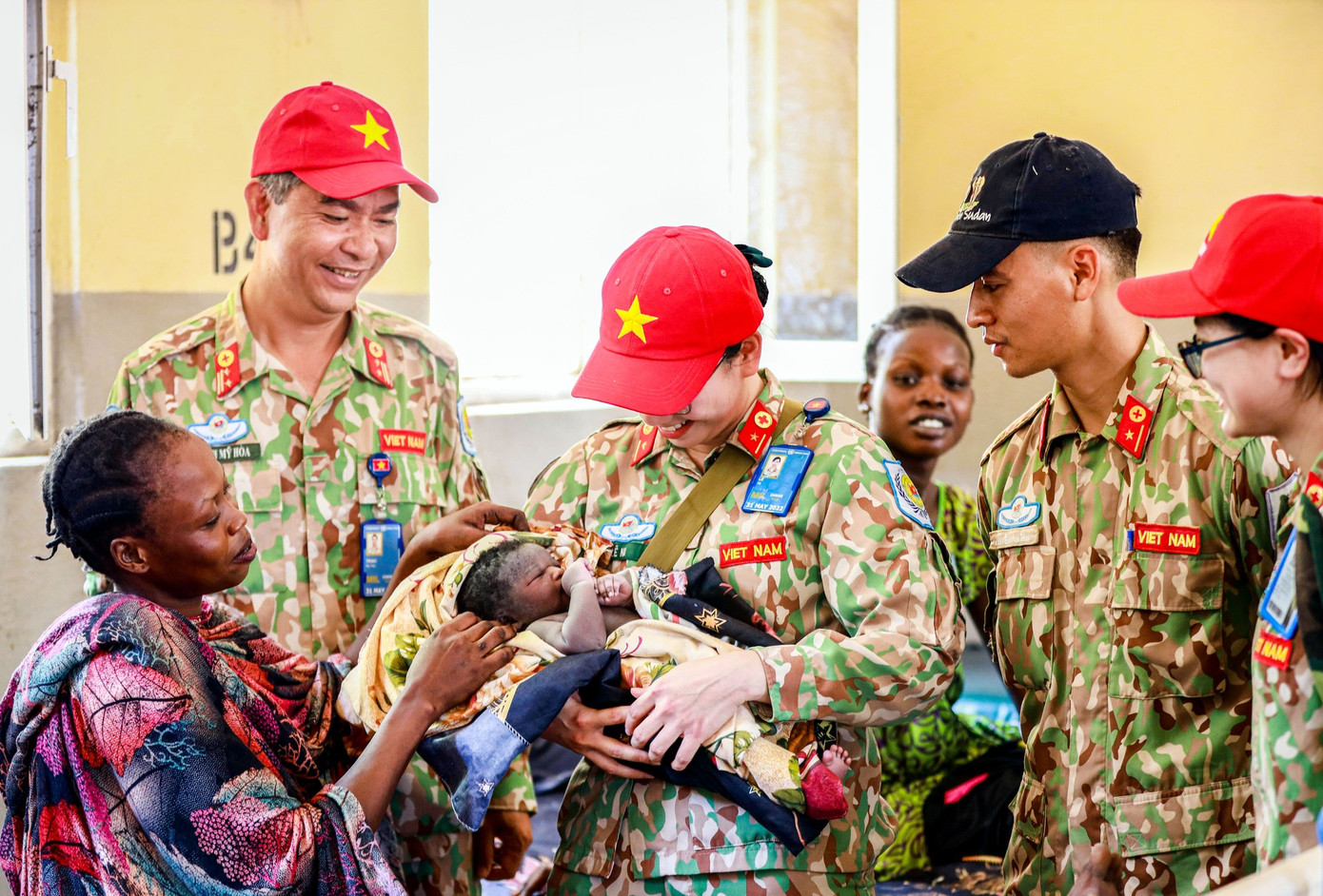 Khoảnh khắc dịu dàng của nữ chiến sĩ mũ nồi xanh của Nguyễn Đình Đảm - Giải Nhì