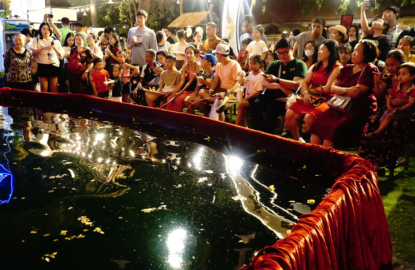 Du khách xếp hàng chờ xem múa rối nước