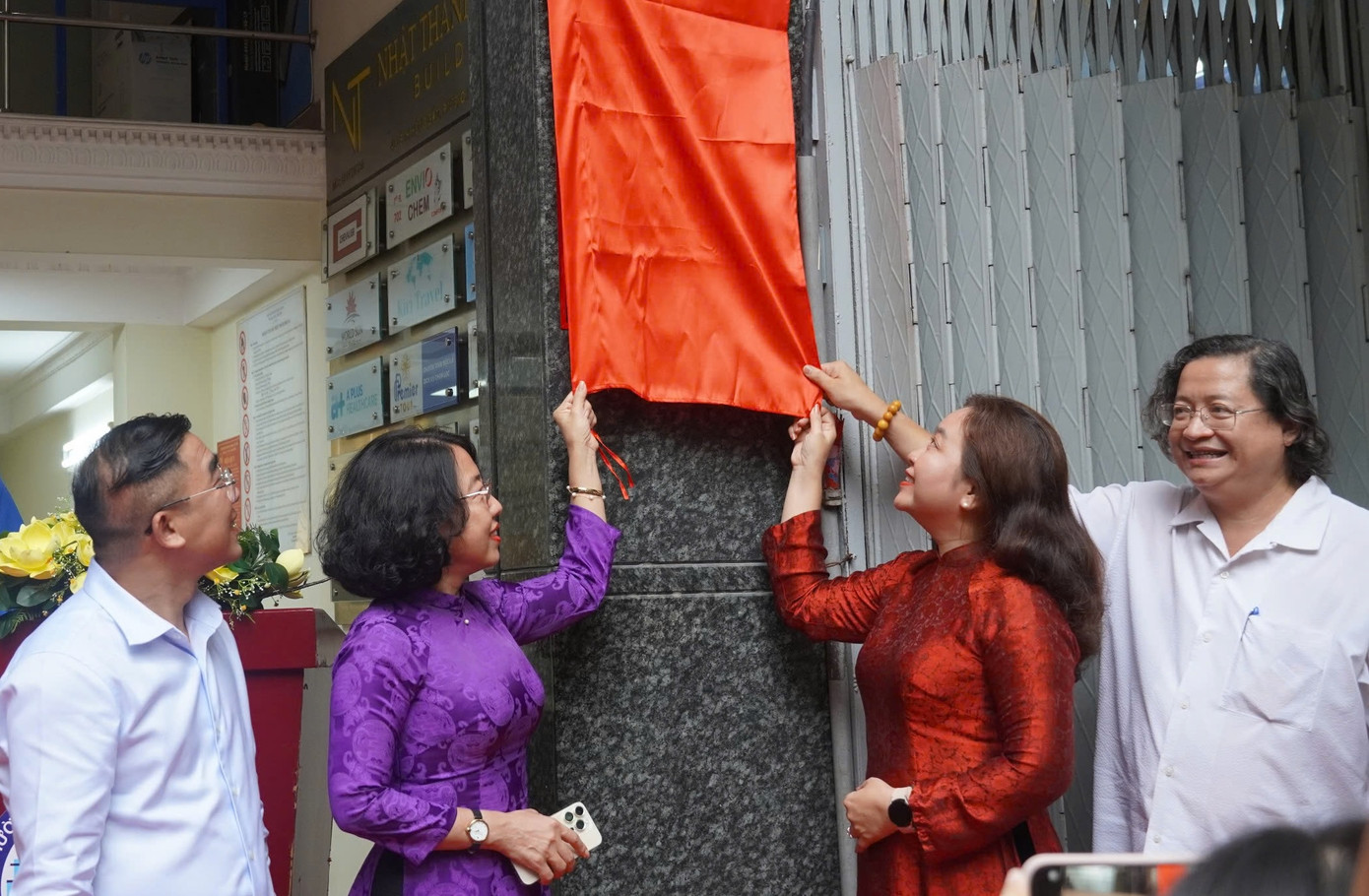 Đại diện Sở Văn hoá- Thể thao TPHCM cùng lãnh đạo phường Nguyễn Thái Bình tổ chức gắn tên mới cho Di tích trụ sở báo Dân Chúng.