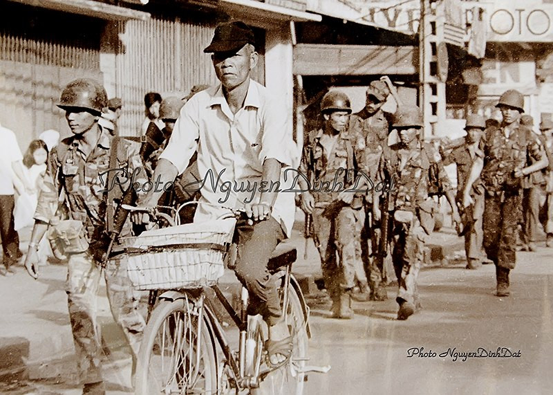 Lính dù tại Hóc Môn đang di chuyển về trung tâm thành phố