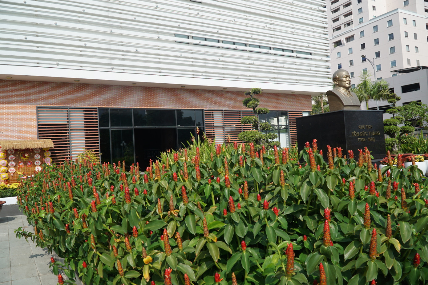 Tượng Chủ tịch Tôn Đức Thắng ngoài sân Bảo tàng Tượng Chủ tịch Tôn Đức Thắng ngoài sân Bảo tàng