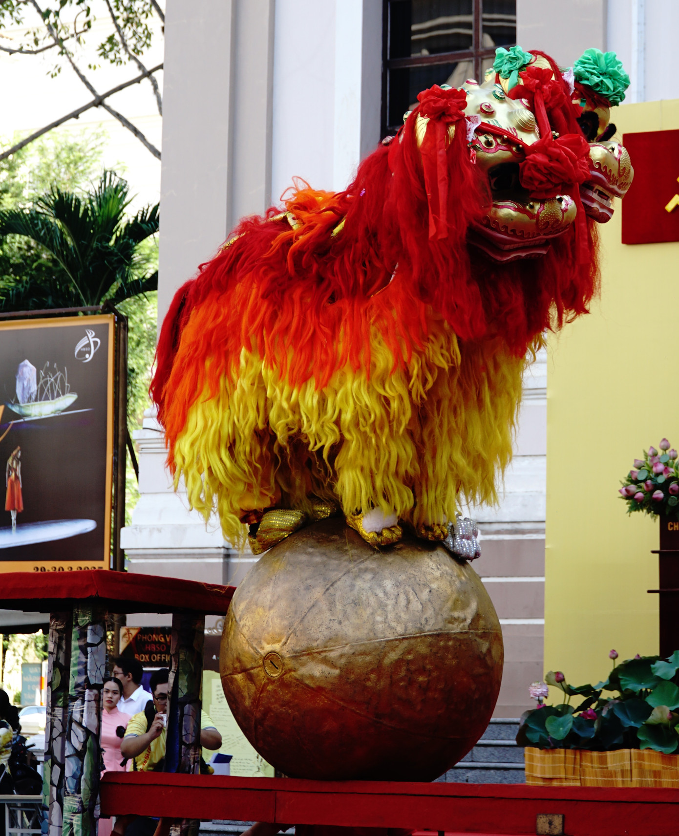 Lân làm xiếc trên quả cầu