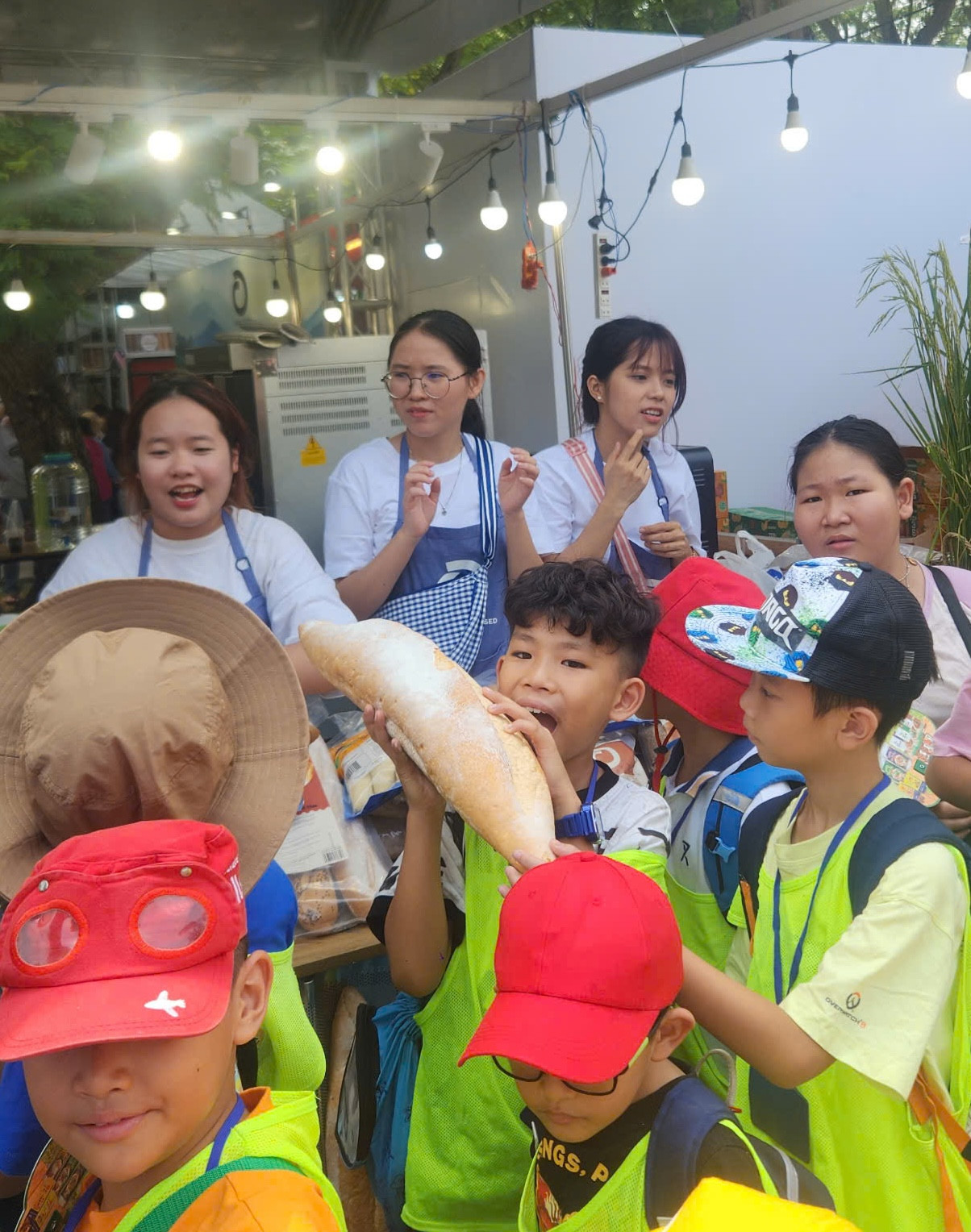 Một em bé đang cố gắng cắn miếng đầu tiên của chiếc bánh mì cỡ đại Một em bé đang cố gắng cắn miếng đầu tiên của chiếc bánh mì cỡ đại