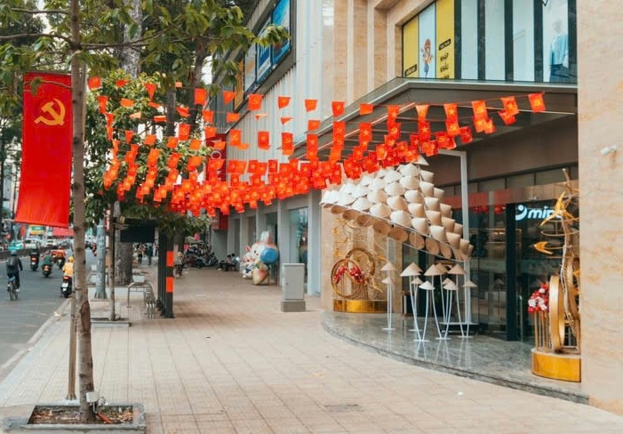 Một khu trung tâm thương mại tại quận 1 rực rỡ cờ hoa Một khu trung tâm thương mại tại quận 1 rực rỡ cờ hoa